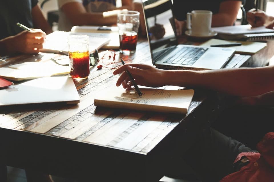 Réunion du bureau du club autour d'une table