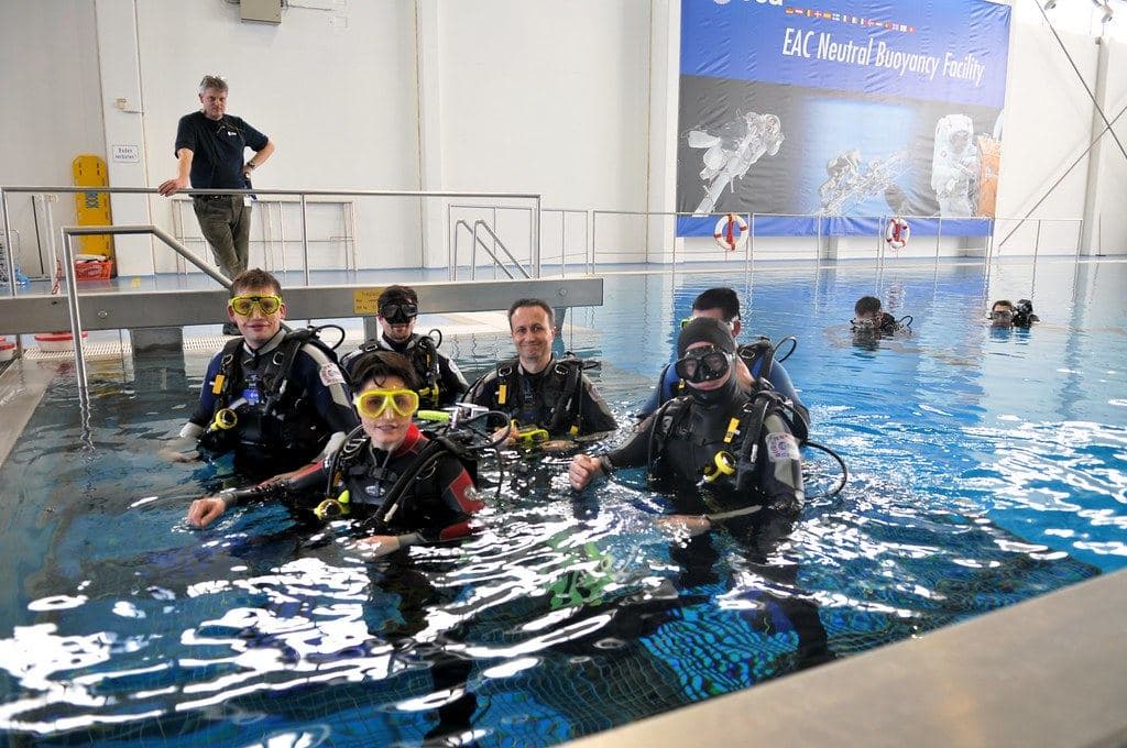 Groupe en formation plongée dans un bassin