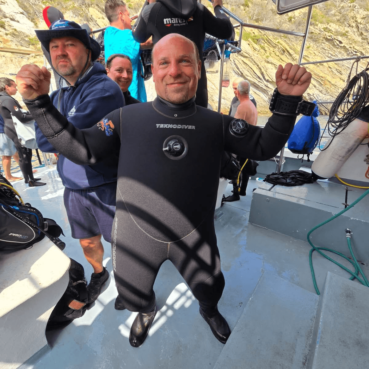 Plongeurs en formation dans un bassin