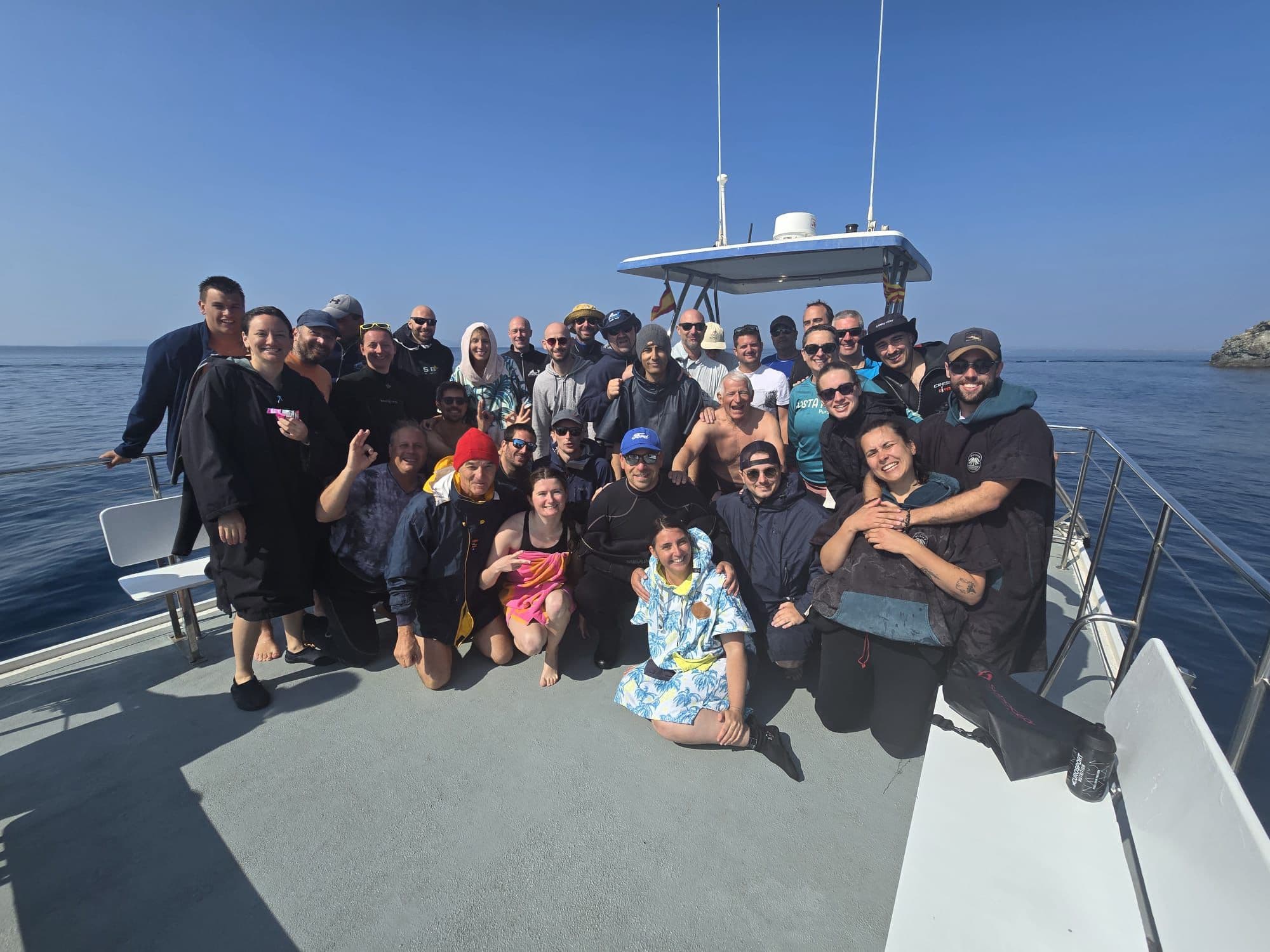 Bateau du club au départ d'une sortie plongée, membres à bord